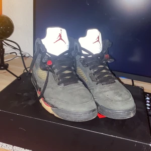 Jordan 5 Goretex - Priset är ej hugget i sten och kan diskuteras, vill helst gärna bli av med dom för en slant. Jordan 5 goretex ja fick i julklapp, tvättas innan frakten. Skickas med lådan om de önskas. DM för bilder.