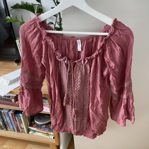Rosa blus 🌺 - Blus i söt rosa färg 💕Går att ha off och on shoulder. Vida ärmar och knytning i fram. Köpare står för fraktkostnad 🥰