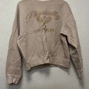 Beige Tjocktröja  - Beige tjocktröja som är lite skrynklig men annars bra skick. 