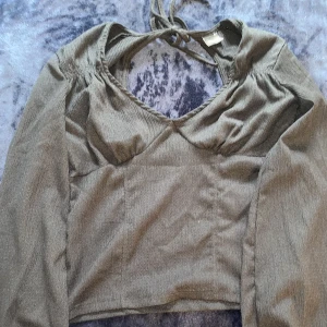 Blus  - Säljer denna blus från Gina, knappt använd. 