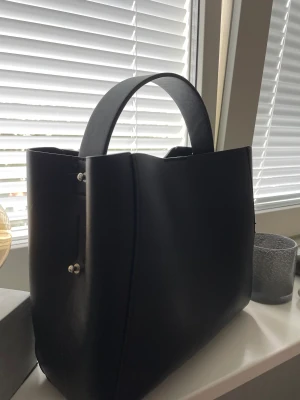 Svart väska - Jättefin väska från ginatricot, perfekt storlek, får plats med massa saker!! Kan mötas i Gbg annars står köparen för frakten🥰