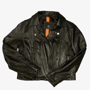 Skinnjacka  - Cool skinnjacka från märket gianini. Passar olika storlekar beroende på hur man vill att den ska sitta. Jag har vanligt viss S/M.  Dragkedjan saknar grejen man tar tag i när man drar up den (sista bilden). 