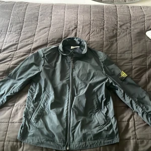 Stone island jacka - Stone island jacka i färg navy storlek XL som jag använt i 4 månader, skicket är som nytt