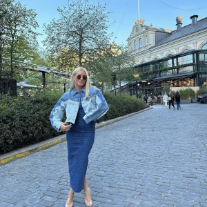 Skit snygg jeans jacka - Säljer denna oroliga jeans jacka aldrig använd ❤️(bild lånad)