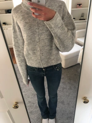 Stickad tröja - Jättefin och skön stickad tröja som går att ha till allt! Fråga om det är något💘 Priset är helt diskuterbart!💗