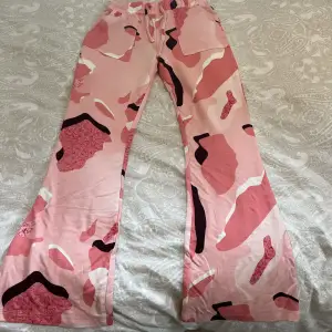 Jätte fina rosa utsvängda byxor. Men dom är dock försmå och aldrig använda.🩷 