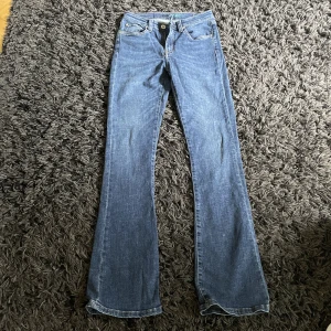 Mörkblåa jeans - Hej, säljer ett par mörkblåa jättesnygga mid/lågmidjade bootcut jeans. Köpte dem för 2000 och säljer för 369. Dem är knappt använda så de är i jättefint skick. Priset kan diskuteras.🤍