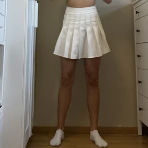 Vit kjol - Vit kjol. Gott skick. Dragkedja. Strl xs