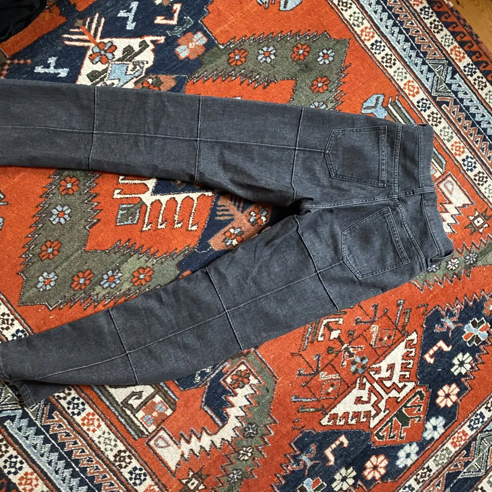 Snyggaste byxorna från & other stories, tyvärr för små för mig 😔. Jeans & Byxor.