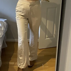 Beiga kostymbyxor  - Aldrig använda. Pärlemo aktiga i färg 