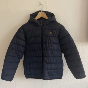 Jacka - Köpte för typ 2 år sen. Inga tecken på användning. Har en likadan i svart som jag också säljer.