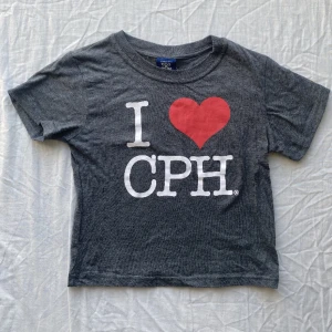 I ❤️ CPH - En liten t shirt från Köpenhamn. Egentligen en barntröja från två år men går att använda som en xs magtröja!