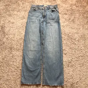 Raka jeans med hög midja från Lindex. Storlek 164,bra skick. Säljs pågrund av att dom är för små.😊