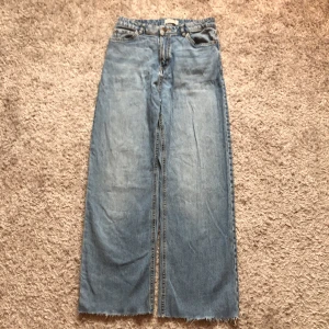 Raka jeans med hög midja från Lindex 😊💕 - Raka jeans med hög midja från Lindex. Storlek 164,bra skick. Säljs pågrund av att dom är för små.😊