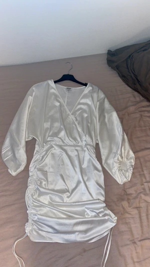 Vit klänning - Vit klänning från bubbleroom använd vitt 1 tillfälle