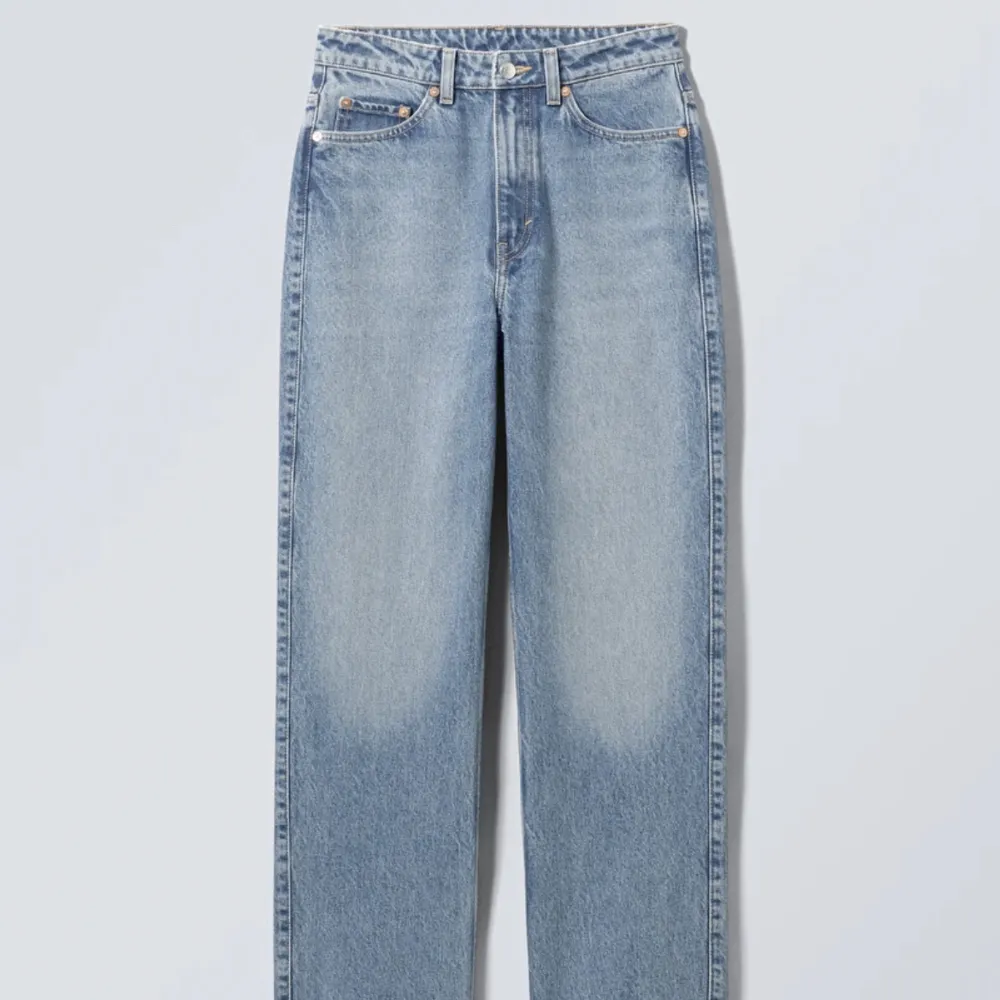 High Waist straight jeans från weekday. Storlek 26/30. Jag är 163 och de är perfekta i längden för mig. Använt endast 2 gånger så de är i nytt skick!💗. Jeans & Byxor.