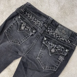 Miss Me Jeans - Skit snygga miss me jeans i storlek 26, skinny och low rise i modellen och alla stenar är kvar. Skriv för mer info