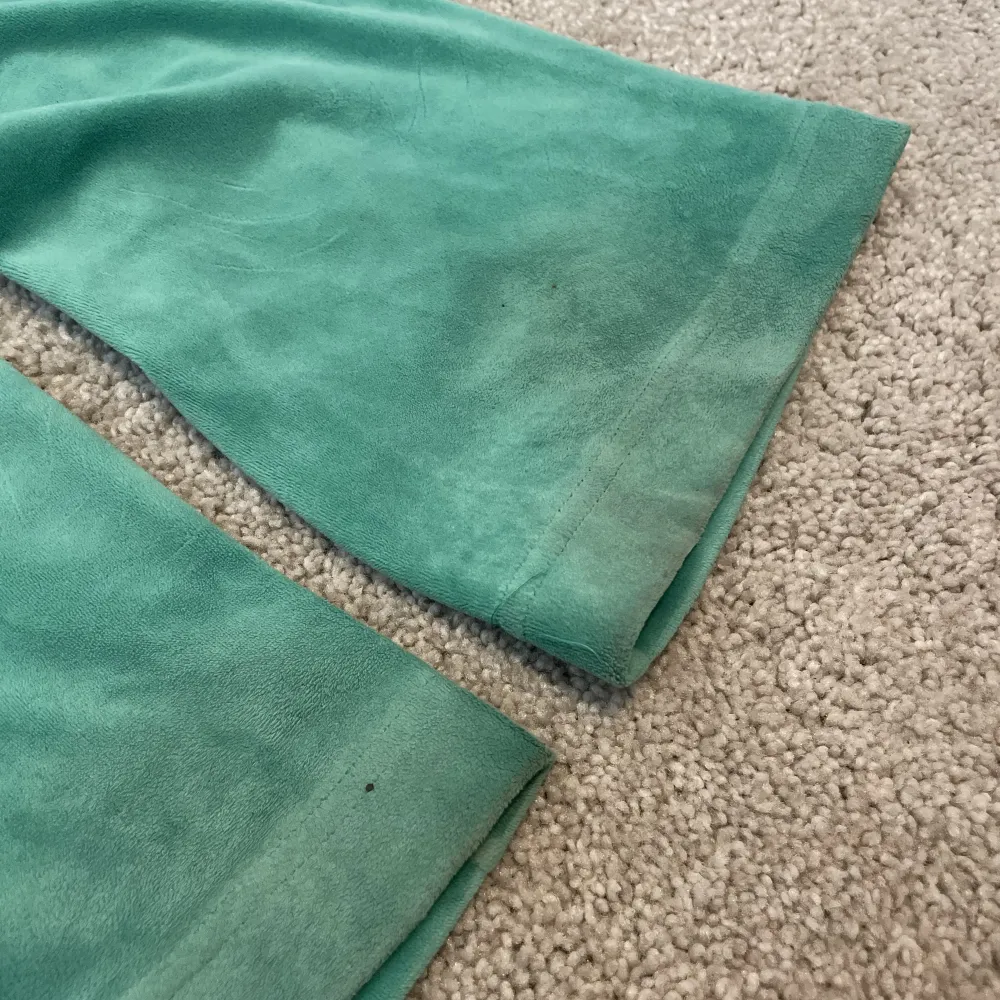 Säljer nu dessa gröna juicy couture byxor i storlek xxs, jag säljer dessa pga att dem inte kommer till användning. På sista bilden ser ni att dem är lite smutsiga där nere, men det kanske kan gå bort i tvätten.. Jeans & Byxor.