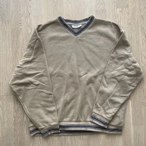 Weekday oversized tröja - Weekday. M oversized (sitter som L/Xl). Säljer pga använder ej