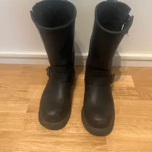 Svarta boots med nitar. 