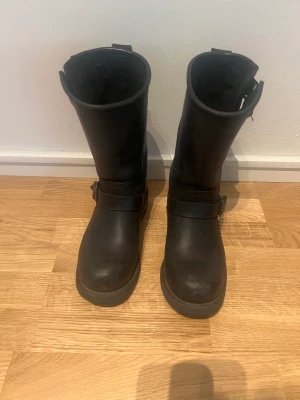 Boots med nitar  - Svarta boots med nitar. 
