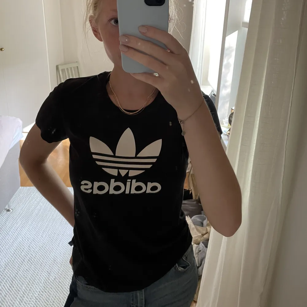 T-shirt från Adidas, inga skador eller fläckar. Figursydd modell. . Skjortor.