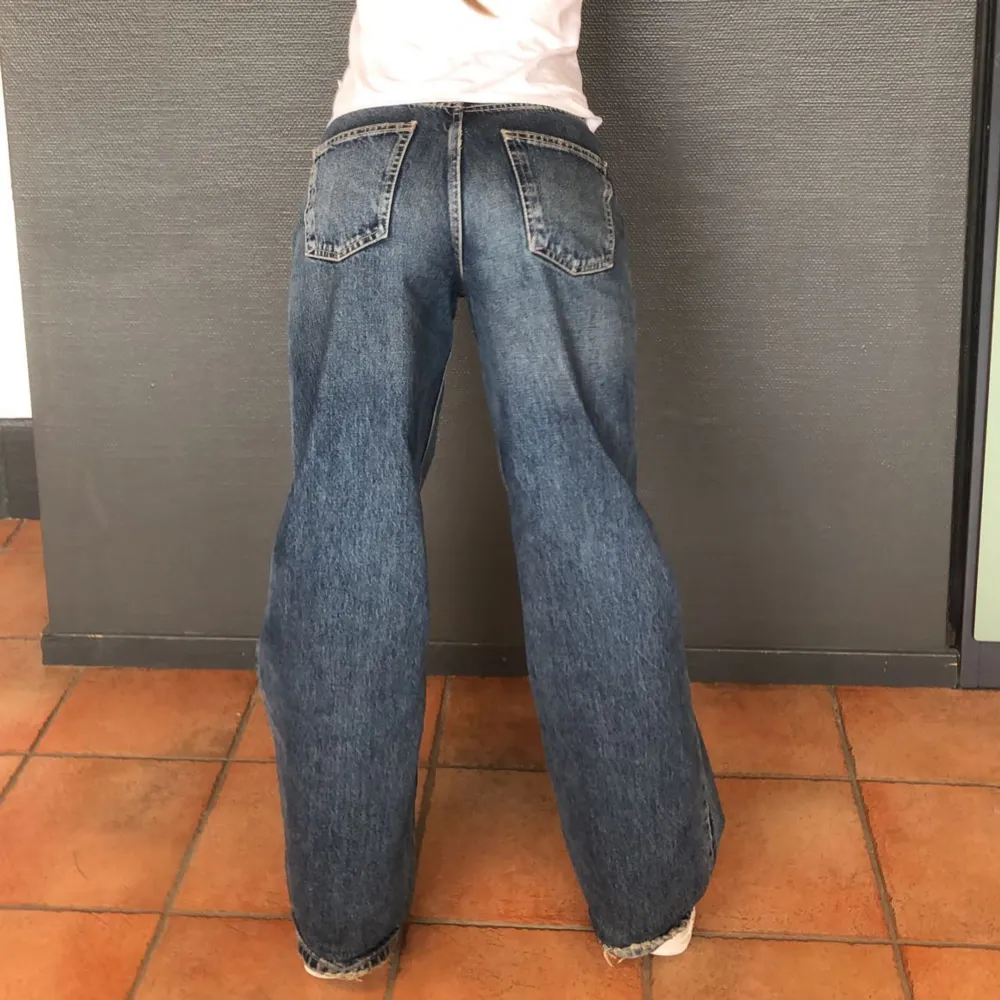 Supersnygga baggy jeans från zara, på zara står det att de är low rise men jag skulle mer säga mid rise. De är långa därför har de skavts upp nere vid fötterna men är inget som jag skulle säga märks speciellt mycket när man har på sig dem.. Jeans & Byxor.