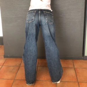 baggy low/mid rise jeans - Supersnygga baggy jeans från zara, på zara står det att de är low rise men jag skulle mer säga mid rise. De är långa därför har de skavts upp nere vid fötterna men är inget som jag skulle säga märks speciellt mycket när man har på sig dem.