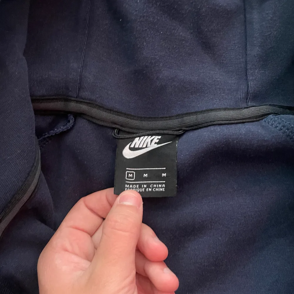 Gamla versionen av Nike tech. Tröjor & Koftor.