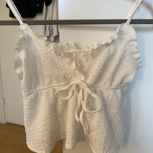 Topp - Jätte fin vit topp som knappt är använd och som är i väldigt bra skick 💕