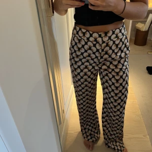 Mönstrade byxor  - Snygga mönstrade ”snäckbyxor” från Mango. Använt mycket så lite slitningar längst ned vid fötterna men knappt märkbart. 