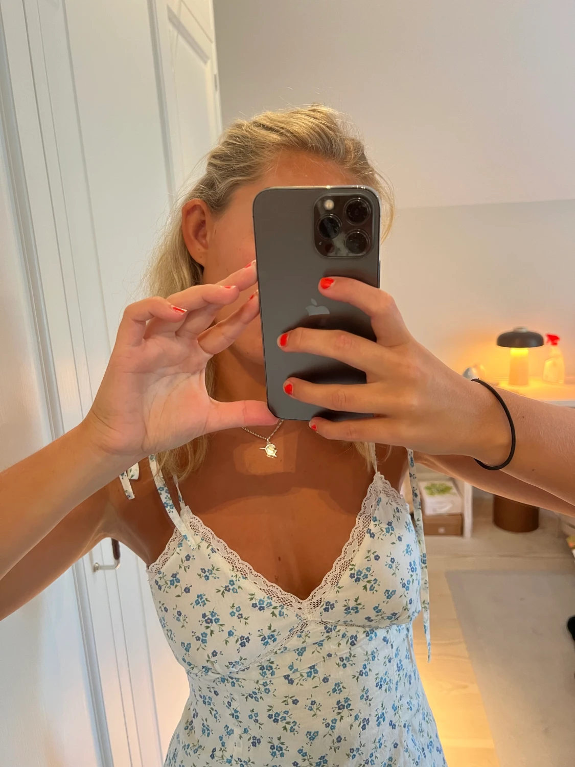 Blommig klänning med spets - 90