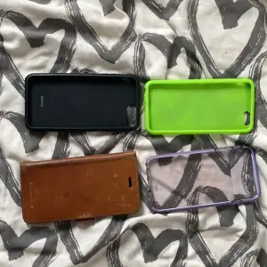 Fina mobilskal, det gröna passar en iPhone 6/7 + och resten passar en iPhone 8+. Det gröna kostar 10 kr, mickey mouse kostar 25 kr, det bruna skalet kostar 25 kr och det genomskinliga kostar 20 kr, priset går o diskutera☺️