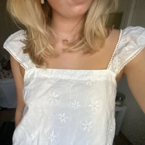 Vit topp - Jättefin söt blus köpt på Zalando förra året. Strl M💗