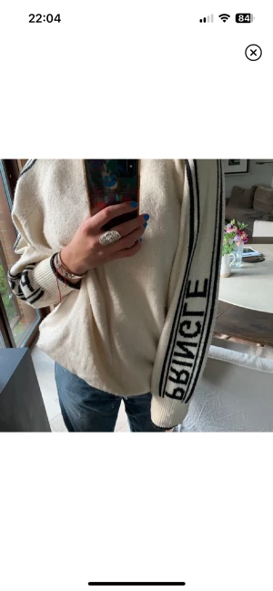 Stickad tröja - Så fin tjocktröja som passar perfekt nu till hösten! Säljer då den aldrig kommer till användning💕