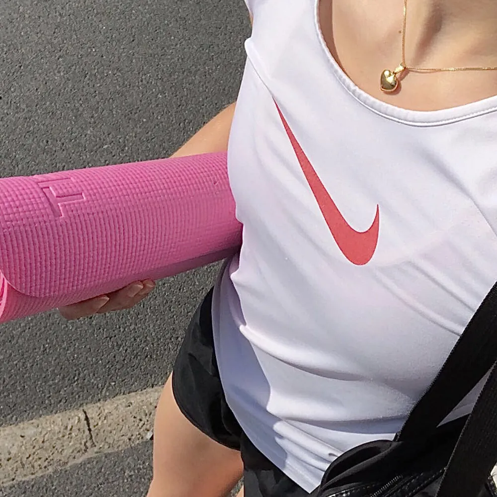 Vit tränings t-shirt med rosa detaljer från Nike 💞💪🏃‍♀️ . T-shirts.