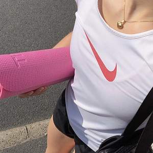 Vit tränings t-shirt med rosa detaljer från Nike 💞💪🏃‍♀️ 