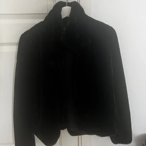 Jacka - I väldigt bra skick använd fåtal gånger. Passar perfekt till festliga tillfällen. 