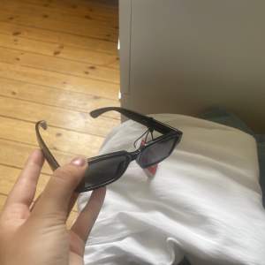 Säljer dessa solglasögonen som är helt oanvända! Från Gina Tricot.🙌🏽 Tillomed prislappen kvar! Köpta för 100kr och säljer för 70kr plus frakt!! Först till kvarn!! 🖤🖤