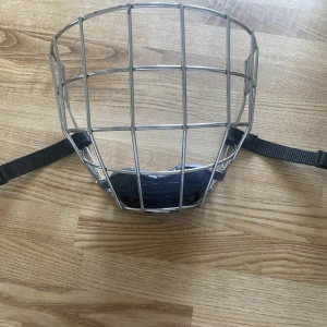 Jofa galler M - Jofa galler med minimalt med rost på insidan. Bytt hakskydd till ett Bauer 
