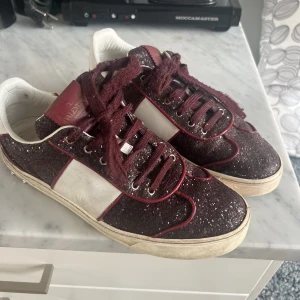 Valentino Garavani skor - Väldigt fina valentino skor i acceptabelt skick. Väl använda men fortfarande bra skick.🌟🌟