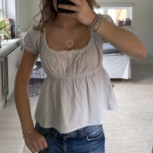 Kortärmad Blus - Säljer denna supersöta blusen från H&M i storlek S. 