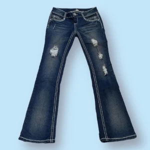 Lågmidjade bootcut jeans - Säljer dessa supersnygga jeans då dom är för tajta för mig, hör av er om ni vill ha mått💕