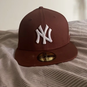 Brun Yankee new era keps - Passar inte till längre.  Storlek: 58.7 cm Pris går och diskutera