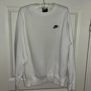 Nike Tröja Vit - Hej jag säljer min Nike tröja då den inte kommer till användning. Tröjan är i väldigt gott skick då den knappt är använd. 