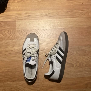 Adidas samba us 9 - Sommarens populäraste sko! Säljer för att jag tröttnat. Använda 2 gånger så i dem är nästan i nyskick, lite smuts på skosnörena bara! Pris är förhandlingsbart!