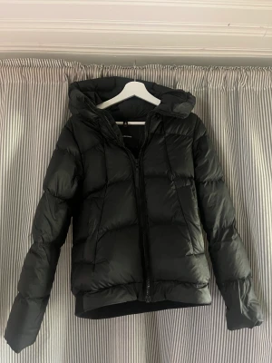 Peak Performance Jacka - säljer denna fina jacka från peak performance! superfint skick och i storlek s, alla dragkedjor och fickor fungerar och den har inga slitningar☺️kan tänka mig att gå ner i pris vid snabb affär