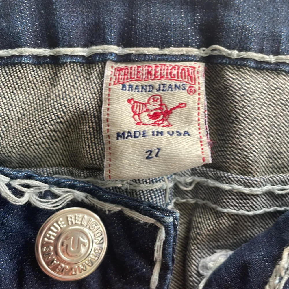 Snygga true religion jeans i modellen ”billy super t”. Strl 27, lite långa på mig som är 170 cm. Ytterbenslängd 111 cm. Superfint skick! Säljer då de ej passar mig ☺️. Jeans & Byxor.