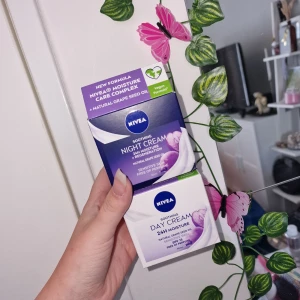 Ansiktskräm - Två oöppnade och oanvända parfymfria dag och natt krämer i samma serie. Dag krämen innehåller dessutom spf 15. Säljes tillsammans🦋