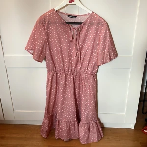 Klänning - Super söt klänning från Shein med knyte som man kan knyta själv